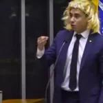 Nikolas Ferreira coloca peruca em Brasília e diz que sente “uma mulher”