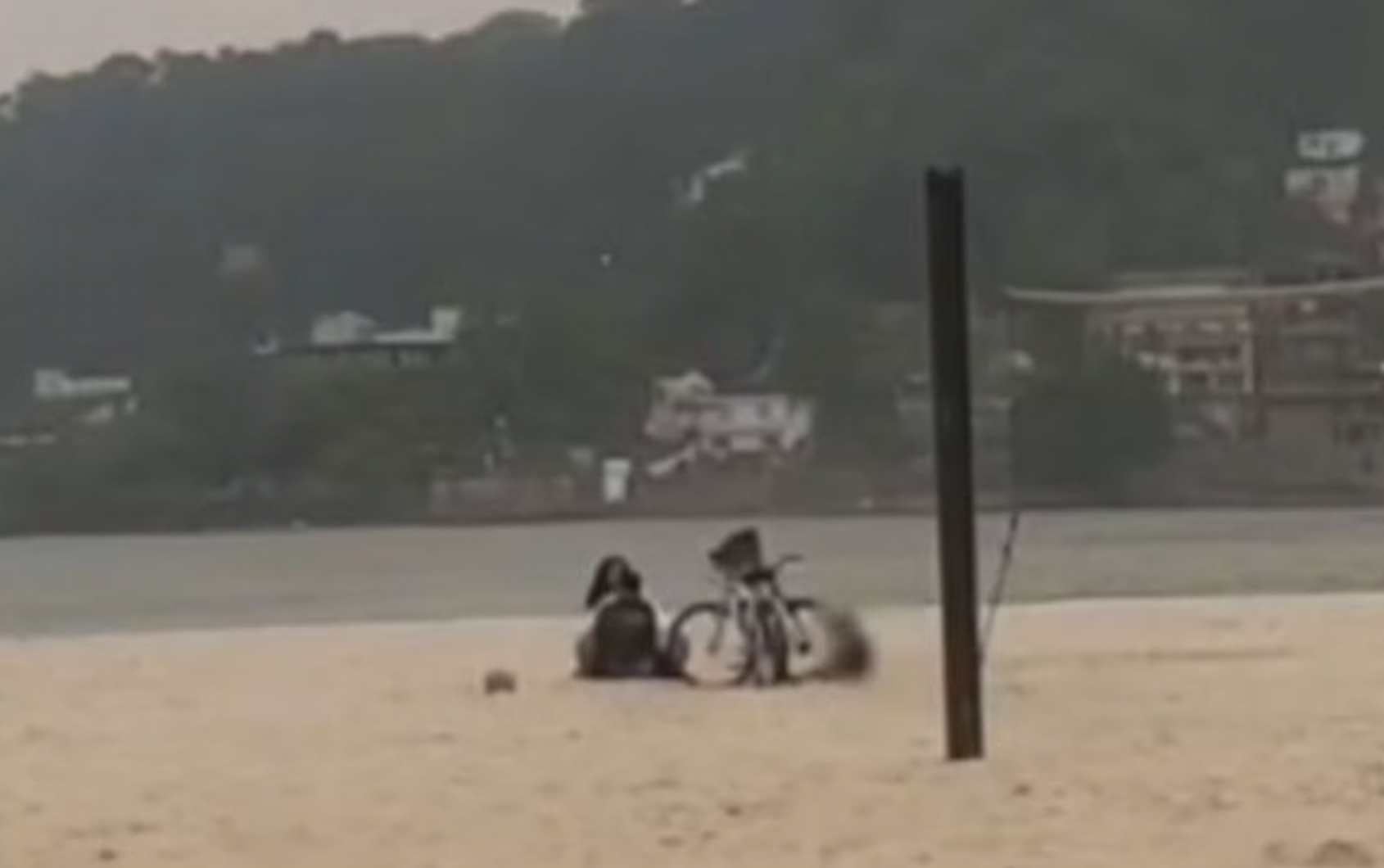 Casal causa revolta ao ser flagrado transando em praia perto de pessoas »  Moon BH