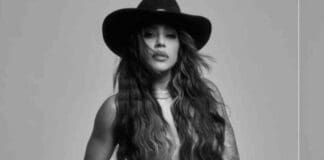 Lauana Prado faz ensaio com violão
