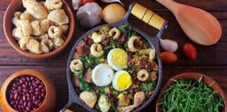 Foto de feijão tropeiro e comida mineira