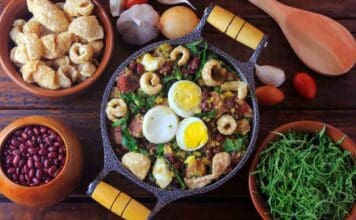 Foto de feijão tropeiro e comida mineira