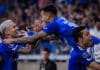 Jogadores do Cruzeiro comemorando o gol