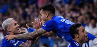 Jogadores do Cruzeiro comemorando o gol