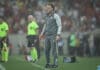 Gabriel Milito próximo ao campo