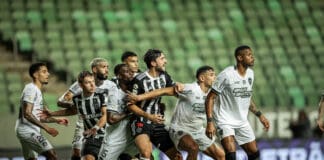 Jogadores do Atlético na área