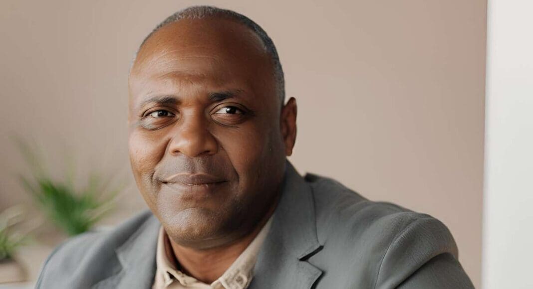 Foto de um homem negro olhando para a câmera
