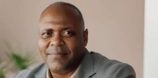 Foto de um homem negro olhando para a câmera