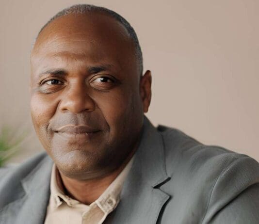 Foto de um homem negro olhando para a câmera