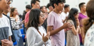 Jovens rezando em uma igreja