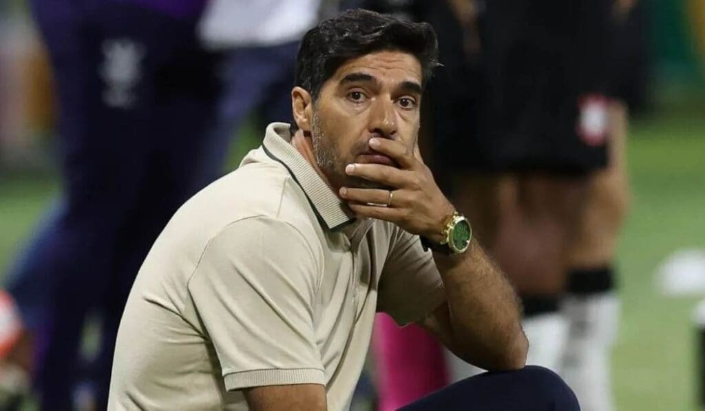 Abel Ferreira em campo no jogo do Palmeiras