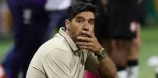 Abel Ferreira em campo no jogo do Palmeiras