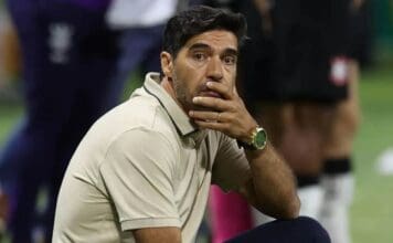 Abel Ferreira em campo no jogo do Palmeiras