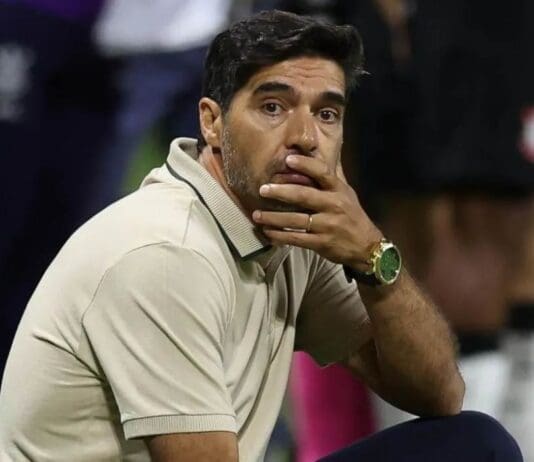 Abel Ferreira em campo no jogo do Palmeiras