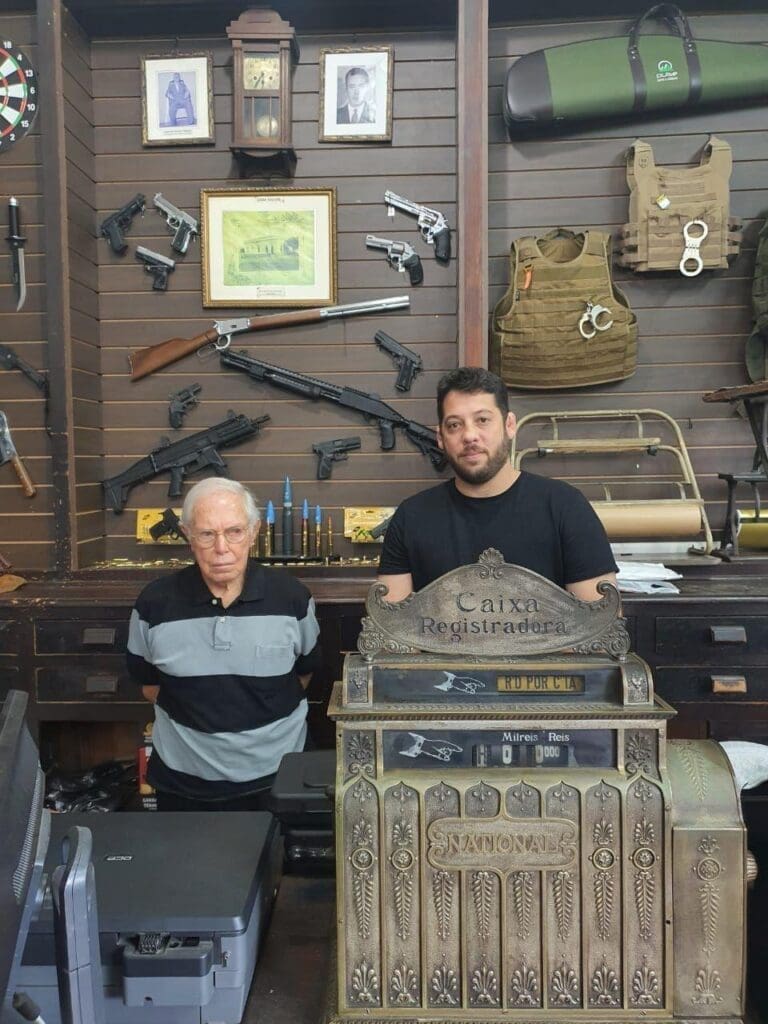 Edmar e Guilherme Salles: terceira e
quinta geração e a primeira caixa
registradora de Belo Horizonte