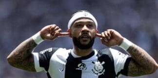 Jogador Memphis Depay em sua pose exclusiva