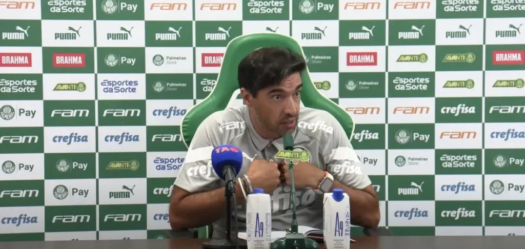 Abel Ferreira em coletiva de imprensa