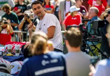 Charlie Kirk falando no campus de Utah antes do tiroteio. — Foto: Reuters
