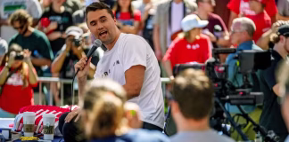 Charlie Kirk falando no campus de Utah antes do tiroteio. — Foto: Reuters