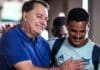 Pedrinho abraça Kaiki nos bastidores do Cruzeiro