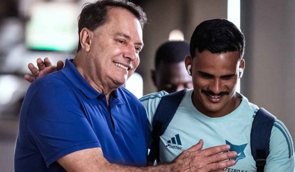 Pedrinho abraça Kaiki nos bastidores do Cruzeiro