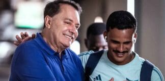 Flamengo chega tarde demais no Cruzeiro para contratar Kaiki e Pedrinho BH avisa Bap Pedrinho abraça Kaiki nos bastidores do Cruzeiro