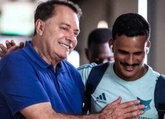 Pedrinho abraça Kaiki nos bastidores do Cruzeiro