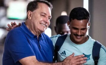 Pedrinho abraça Kaiki nos bastidores do Cruzeiro