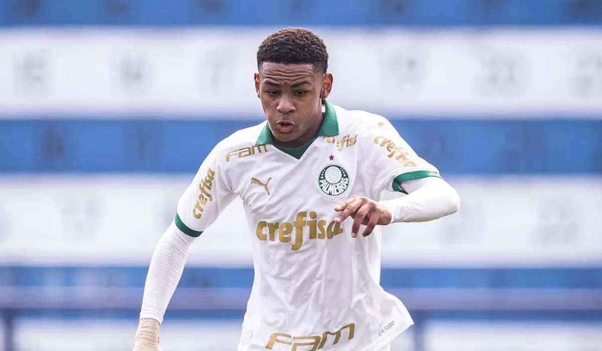 Reforço de peso! Palmeiras formaliza contrato profissional com promessa da base