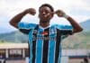 Gabriel Mec posa no CT do Grêmio