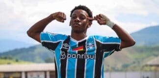 Gabriel Mec posa no CT do Grêmio