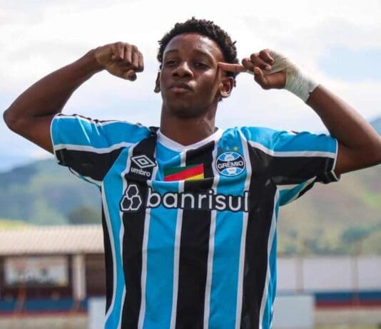Gabriel Mec posa no CT do Grêmio