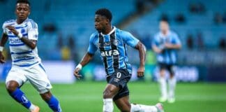 Amuzu em campo pelo Grêmio