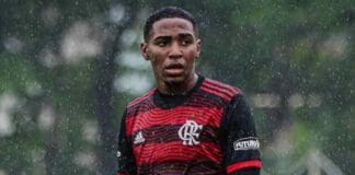 Lorran em campo pelo Flamengo