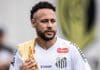 Neymar em dia de treino intenso no Santos