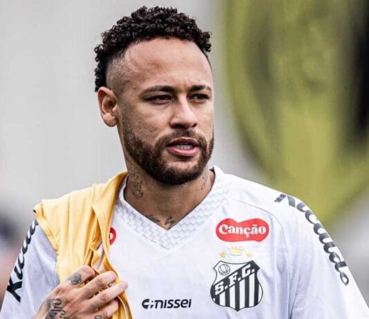 Neymar em dia de treino intenso no Santos