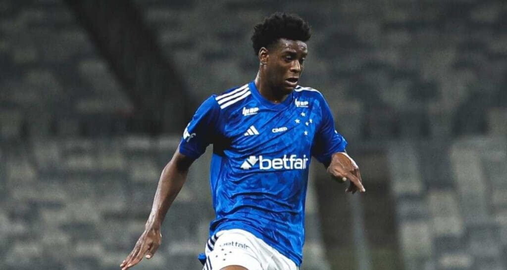 Jonathan Jesus em campo pelo Cruzeiro
