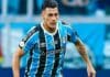 Jogador Pavón defendendo o Grêmio