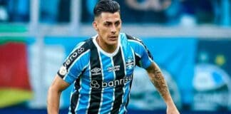 Jogador Pavón defendendo o Grêmio