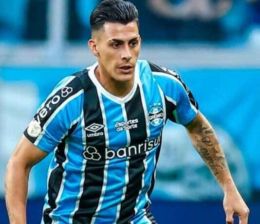 Jogador Pavón defendendo o Grêmio