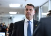 Flávio Bolsonaro anuncia pré-candidatura e muda o tabuleiro político: o que realmente está em jogo Foto: Senado Federal do Brasil