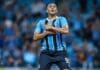 Jogador do Grêmio Carlos Vinícius em pose de vitória
