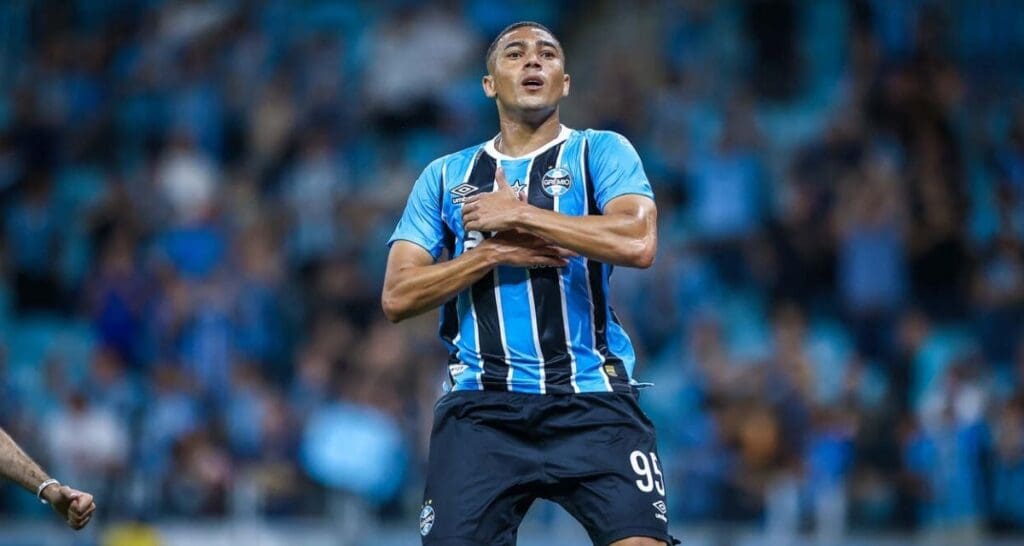 Jogador do Grêmio Carlos Vinícius em pose de vitória