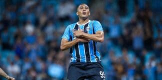 Jogador do Grêmio Carlos Vinícius em pose de vitória