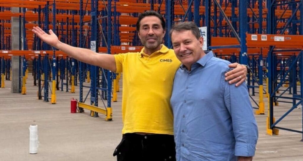 João Adibe e Pedrinho celebrando parceria com o Cruzeiro