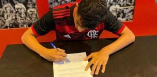 Foto do jovem Levy Dias assinando com o Flamengo