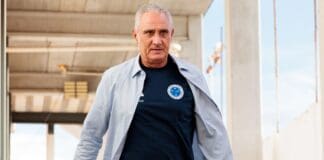 Treinador do Cruzeiro Tite caminha pelo estádio