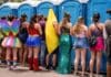 Foto de foliões perto de banheiros químicos