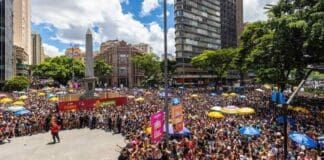 Foto de um grande bloco de Carnaval de Belo Horizonte na praça 7