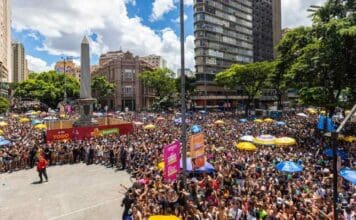 Foto de um grande bloco de Carnaval de Belo Horizonte na praça 7