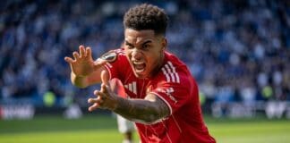 Foto do jogador Igor Jesus em partida na Inglaterra